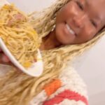 Donshea Hopkins Instagram - vegan red onion and pepper cheesy pasta 🫑🧅