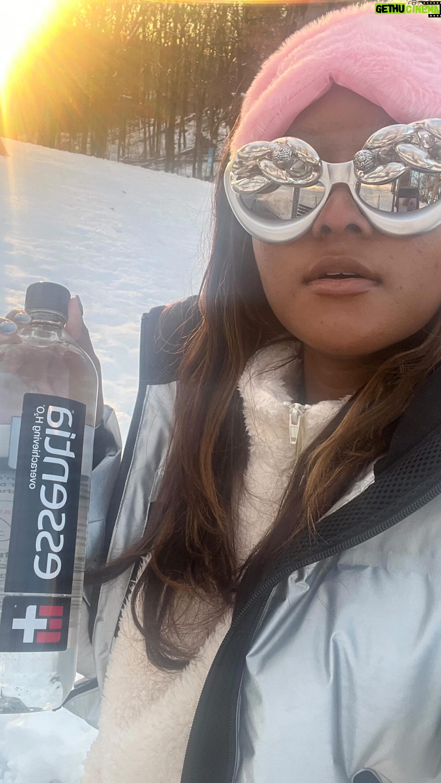 Donshea Hopkins - 3 Likes - Happy Valentine’s Day 💘 I hope your day is as wonderful and beautiful as you all are 💌 remember to keep hydrated this winter season especially if it’s snowing where you are! (dehydration occurs more often in the winter time)
#EssentiaPartner #PauseforHydration #EssentiaNation