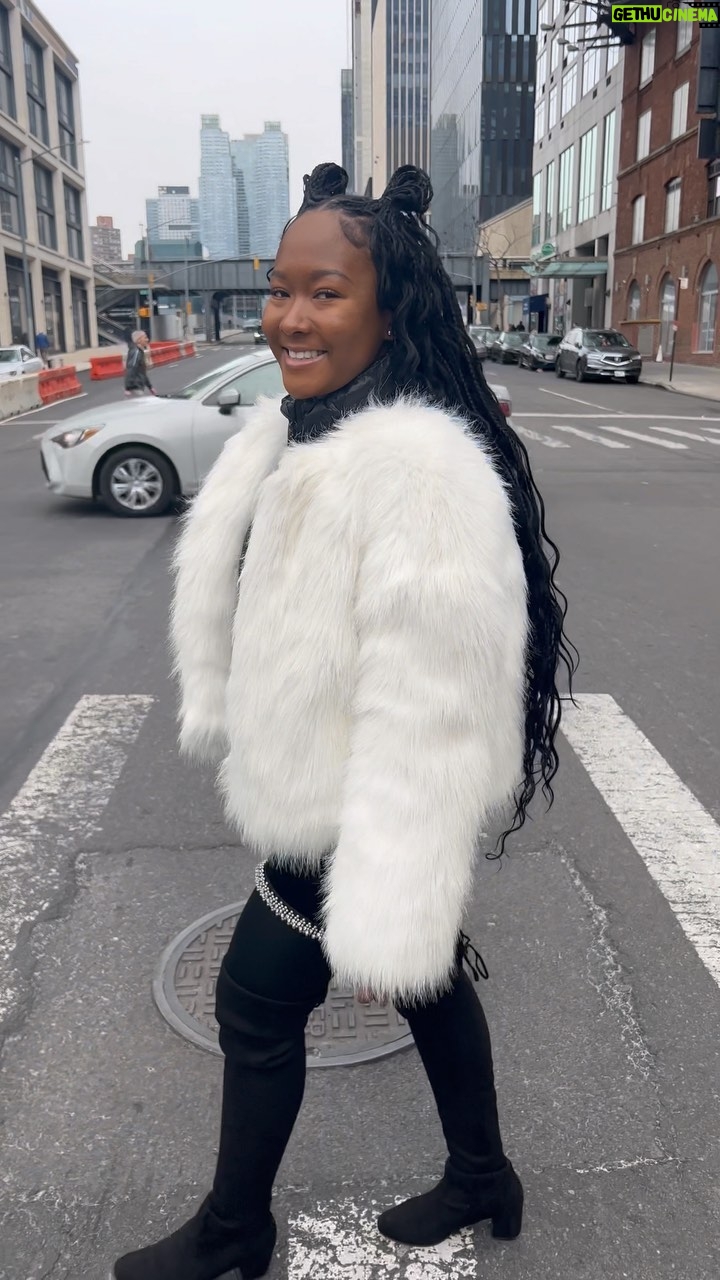 Donshea Hopkins - 1.8K Likes - the energy I’m sliding into this week with 🖤✨ #nyfw
happy monday :)