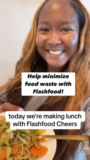 Donshea Hopkins Instagram - This stir fry minimizes food waste and saves money! With @Flashfood #Flashfood #Ad