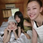 Dora Hsieh Instagram - 本週 #朵起來講 已上線 大概被敲了800次碗的 #兔樂拉 終於集合錄製了 整集好幾度失控，她們無法好好待著欸，大家聽這集會一直聽到我崩潰喔先說，請注意音量🤣 無論身分如何轉換，十年的我們看著彼此長大，陪伴彼此經歷許多人生大事 很幸運我們都能即時的在魔幻時刻感知到誰需要被接住，然後用力的伸出手，不讓誰掉下去 我覺得我們的友情就是 就算跌倒了，這兩個人也會毫不猶豫的蹲下來陪我坐一下，再把我扶起來說「走吧！繼續向前吧」 本集沒有煽情告白橋段，但我想你們能隱隱約約感受到一些我們相處的浪漫💕 這就是兔樂拉，沒有誰是多餘的三人組🫶🏻