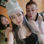 Dora Hsieh Instagram - 本週 #朵起來講 已上線 大概被敲了800次碗的 #兔樂拉 終於集合錄製了 整集好幾度失控，她們無法好好待著欸，大家聽這集會一直聽到我崩潰喔先說，請注意音量🤣 無論身分如何轉換，十年的我們看著彼此長大，陪伴彼此經歷許多人生大事 很幸運我們都能即時的在魔幻時刻感知到誰需要被接住，然後用力的伸出手，不讓誰掉下去 我覺得我們的友情就是 就算跌倒了，這兩個人也會毫不猶豫的蹲下來陪我坐一下，再把我扶起來說「走吧！繼續向前吧」 本集沒有煽情告白橋段，但我想你們能隱隱約約感受到一些我們相處的浪漫💕 這就是兔樂拉，沒有誰是多餘的三人組🫶🏻
