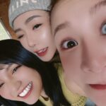 Dora Hsieh Instagram - 本週 #朵起來講 已上線 大概被敲了800次碗的 #兔樂拉 終於集合錄製了 整集好幾度失控，她們無法好好待著欸，大家聽這集會一直聽到我崩潰喔先說，請注意音量🤣 無論身分如何轉換，十年的我們看著彼此長大，陪伴彼此經歷許多人生大事 很幸運我們都能即時的在魔幻時刻感知到誰需要被接住，然後用力的伸出手，不讓誰掉下去 我覺得我們的友情就是 就算跌倒了，這兩個人也會毫不猶豫的蹲下來陪我坐一下，再把我扶起來說「走吧！繼續向前吧」 本集沒有煽情告白橋段，但我想你們能隱隱約約感受到一些我們相處的浪漫💕 這就是兔樂拉，沒有誰是多餘的三人組🫶🏻