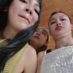 Dora Hsieh Instagram - 本週 #朵起來講 已上線 大概被敲了800次碗的 #兔樂拉 終於集合錄製了 整集好幾度失控，她們無法好好待著欸，大家聽這集會一直聽到我崩潰喔先說，請注意音量🤣 無論身分如何轉換，十年的我們看著彼此長大，陪伴彼此經歷許多人生大事 很幸運我們都能即時的在魔幻時刻感知到誰需要被接住，然後用力的伸出手，不讓誰掉下去 我覺得我們的友情就是 就算跌倒了，這兩個人也會毫不猶豫的蹲下來陪我坐一下，再把我扶起來說「走吧！繼續向前吧」 本集沒有煽情告白橋段，但我想你們能隱隱約約感受到一些我們相處的浪漫💕 這就是兔樂拉，沒有誰是多餘的三人組🫶🏻