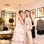 Dora Hsieh Instagram - 🌟此篇直播有抽獎呦🌟 （好久沒直播要送禮物吧要吧） 第一次跟樂來微風之夜玩，走紅毯前很需要放鬆，先帶大家來逛我愛的紐約時尚品牌- Club Monaco （連私服都是他們家的🤣） @clubmonaco 他們家版型超優秀，對亞洲女孩身型很友好，身為H型身材的我還能找到命定版型你們懂那個感動嗎！！ 今天逛街直接實穿給你們看！ 直播看完後，請你各位務必公開分享速速留言 🎁是 /Club Monaco 帆布托特包x3/這個是非賣品！ 皮革揹帶超美超喜歡偶也要😍😍 請於留言處留下：最喜歡今天我們穿哪一套？ 5/17於留言列抽出3位質感幸運兒😚 以下是今日直播清單！ 第一套挑戰：夏日度假風（我們是去宜蘭啦） 第一套我選的是：藍色印花繞頸平口長洋裝 欸我真心喜歡他們家的印花！低調可愛，這個冰水藍花卉印花充滿海洋清涼感，但其實日常穿也完全殼以！ 小樂的是 藍色印花短版平口背心 藍色印花打摺中長裙 馬甲造型的上身；冰水藍花卉印花 她表示：渡假的時候身材也要看起來非常好謝謝。 第二套挑戰：參加前男友婚禮（低調自主招桃花） 第二套我選的是卡其色麻質背心式迷你洋裝 我本來就很熱愛亞麻材質，輕盈透氣之外也自帶輕鬆氛圍（像是很不在意前男友這樣），小心機就是箱型褶裙襬會讓沒有腰的人也有腰🤣還多了一個甜美感，都參加婚禮了順便招一點桃花合理吧 小樂選的是 卡其色麻質削肩連身長褲 具光澤感，介絲麻混紡的面料親膚舒適 削肩翻領上身附腰帶 她表示：我很低調，但我在發光 不用太注意我，但普遍很難做到謝謝😂😂 第三套挑戰：兔樂拉野餐日（絕對最認真只有在穿搭） 這個主題我選的是 方領印花短版上衣搭配側綁帶印花褲裙 黑白花卉印花在草地上就是最聰明！！通常野餐哩哩叩叩顏色會超多，想要符合野餐感又在一眾色彩裡跳出來我首選黑白印花謝謝😳 小樂選的是蓬蓬袖印花短上衣/ 合身A Line印花短褲 奶茶色系剪影拓印印花；亞麻材質輕盈透氣 她表示：拍照絕對好看，而且穿起來非常的舒服，喜歡🧺 最後主題當然就是紅毯啦 我選的是黑色透視印花背心式百摺洋裝 這件剪裁簡約但細節巧思很多，我身上這件細肩帶黑洋裝看似簡單但他的裙襬有很漂亮的褶飾和微透膚的蕾絲，可以展現優雅氣質 小樂紅毯戰袍選的是 黑色鏤空幾何蕾絲平口洋裝🖤 細緻簡約的剪裁設計，重點在透視感的幾何蕾絲設計，時髦俐落中展現不經意的性感! （我是覺得她很難不經意啦）