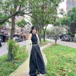 Dora Hsieh Instagram - 因為工作的關係又把髮色染回了接近原生髮的黑 但 @made_toyota_puis 依然幫我加了一點冷調，是時髦的黑 難怪最近都被說有點像女巫，我要學會魔法了嗎🪄 全身： @no.11official