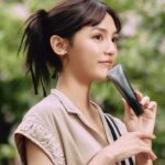 Dora Hsieh Instagram - 每到夏天大家應該最在意的就是防曬的話題了吧 重點是，防曬乳還真的需要年年再進化 記得我之前有分享過最近遇到了命定防曬嗎 這支防曬就是POLA B.A 擇光彈潤防曬隔離霜！ 它完全更新我對防曬的印象了 因為除了防曬，居然還能培育美肌！！ 你們知道陽光當中除了會傷害肌膚的近紅外線、紫外線之外，還有可以培育美肌的「紅色光」嗎？（題外話：最近也好流行紅光面具）可以讓皮膚好上加好 POLA 獨創技術的防曬薄膜，能夠只讓紅色光穿透，同時徹底隔絕紫外線、近紅外線及藍光，裡面的獨創成份中有矢車菊、牛蒡、人蔘 ，讓紅色光的養膚效果最大化！ 只想說，不可能曬太陽還能培育美肌耶！完全是外景人的福音嗚嗚嗚 因為外景主持平常幾乎天天要上妝，時常因為上完防曬再上底妝就直接大起屑超崩潰（還會被笑🥲🥲）再慘一點就是用到太油的防曬直接悶出痘痘啊、出門10秒就脫妝等等，我的膚質真的超挑防曬啊！ POLA的B.A擇光彈潤防曬隔離霜擦起來像妝前乳的乳液質地，完全不黏不悶之外最重要的就是不會起屑啊啊啊！！！ （在這邊提供一個擦完防曬再上妝的小技巧就是，擦完防曬跟上底妝之間稍微等個五分鐘讓防曬成膜，底妝會更貼，皮膚乾的人上防曬前可以先用化妝水濕敷一下下，千萬不要敷精華液很多的那種片狀面膜，真的會‘’屑‘’） POLA的B.A系列我以前也體驗過，最大的特色就是「抗醣化」，裡面添加的精華成分能抗老、提升肌膚光澤、保水度、緊緻彈潤感💦 即使是外景一整天回到家卸完妝甚至還會感受到肌膚是保水又有彈力的🫧 防曬 養膚真心好有感，真的是我今年夏天的寶藏防曬！！ 推推大家必須試試看！ @pola_tw #POLA #BA擇光彈潤防曬隔離霜 #美肌紅色光