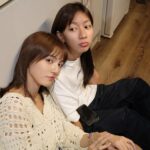 Dora Hsieh Instagram - 本週#朵起來講 已上線 千呼萬喚陳小妤登場惹 這次的錄製當下還開了直播，你們喜歡嗎 有跟到的朋友們算你們幸運（？）啦🤣🤣 直播版跟收錄版各有各的小驚喜小秘密 這集回答了新朋友舊朋友們一直以來對我跟小妤的疑問 以及讓大家感受一下我跟她平常如何跳躍式聊天 感謝緣份感謝宇宙讓我們成為好朋友偽室友以及彼此的貓保母 願聽完這集的好盆友們都友誼長存🐱 #來勾引我男友吧 #偽室友 #貓保母 #女巫研究會