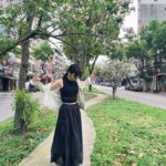 Dora Hsieh Instagram - 因為工作的關係又把髮色染回了接近原生髮的黑 但 @made_toyota_puis 依然幫我加了一點冷調，是時髦的黑 難怪最近都被說有點像女巫，我要學會魔法了嗎🪄 全身： @no.11official