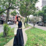 Dora Hsieh Instagram - 因為工作的關係又把髮色染回了接近原生髮的黑 但 @made_toyota_puis 依然幫我加了一點冷調，是時髦的黑 難怪最近都被說有點像女巫，我要學會魔法了嗎🪄 全身： @no.11official