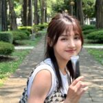 Dora Hsieh Instagram - 每到夏天大家應該最在意的就是防曬的話題了吧 重點是，防曬乳還真的需要年年再進化 記得我之前有分享過最近遇到了命定防曬嗎 這支防曬就是POLA B.A 擇光彈潤防曬隔離霜！ 它完全更新我對防曬的印象了 因為除了防曬，居然還能培育美肌！！ 你們知道陽光當中除了會傷害肌膚的近紅外線、紫外線之外，還有可以培育美肌的「紅色光」嗎？（題外話：最近也好流行紅光面具）可以讓皮膚好上加好 POLA 獨創技術的防曬薄膜，能夠只讓紅色光穿透，同時徹底隔絕紫外線、近紅外線及藍光，裡面的獨創成份中有矢車菊、牛蒡、人蔘 ，讓紅色光的養膚效果最大化！ 只想說，不可能曬太陽還能培育美肌耶！完全是外景人的福音嗚嗚嗚 因為外景主持平常幾乎天天要上妝，時常因為上完防曬再上底妝就直接大起屑超崩潰（還會被笑🥲🥲）再慘一點就是用到太油的防曬直接悶出痘痘啊、出門10秒就脫妝等等，我的膚質真的超挑防曬啊！ POLA的B.A擇光彈潤防曬隔離霜擦起來像妝前乳的乳液質地，完全不黏不悶之外最重要的就是不會起屑啊啊啊！！！ （在這邊提供一個擦完防曬再上妝的小技巧就是，擦完防曬跟上底妝之間稍微等個五分鐘讓防曬成膜，底妝會更貼，皮膚乾的人上防曬前可以先用化妝水濕敷一下下，千萬不要敷精華液很多的那種片狀面膜，真的會‘’屑‘’） POLA的B.A系列我以前也體驗過，最大的特色就是「抗醣化」，裡面添加的精華成分能抗老、提升肌膚光澤、保水度、緊緻彈潤感💦 即使是外景一整天回到家卸完妝甚至還會感受到肌膚是保水又有彈力的🫧 防曬 養膚真心好有感，真的是我今年夏天的寶藏防曬！！ 推推大家必須試試看！ @pola_tw #POLA #BA擇光彈潤防曬隔離霜 #美肌紅色光