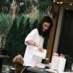Dora Hsieh Instagram - 怎麼會有一群這麼懂玩懂照顧人懂生活的人們呢 每次開口問需要我做什麼回答都是「坐好！」 讓我廢的理所當然 啊⋯當然也用我差透了的酒量為大家帶來了邊睡覺邊吃雞腳的表演 希望下回 下回我還是想繼續當沒用的我🫶🏻🫶🏻