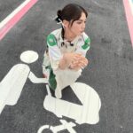 Dora Hsieh Instagram - 本週 #朵起來講 已上線 大家總是很好奇「藝人經紀人」的工作內容 薪水高嗎？會譜出戀曲嗎？年資多久能升遷咧？ 本週就由小瑜下凡來解答（還搭配啤酒與鹹酥雞） 藝人們的剛開始都是經紀人的寶包👶🏼 找不到嬰兒車就坐在嬰兒停車格吧（？ 照片也是很會做手卡的同事拍滴，我愛我的同事們💜 洋裝、包包： @marimekko_taiwan