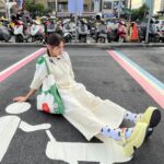 Dora Hsieh Instagram - 本週 #朵起來講 已上線 大家總是很好奇「藝人經紀人」的工作內容 薪水高嗎？會譜出戀曲嗎？年資多久能升遷咧？ 本週就由小瑜下凡來解答（還搭配啤酒與鹹酥雞） 藝人們的剛開始都是經紀人的寶包👶🏼 找不到嬰兒車就坐在嬰兒停車格吧（？ 照片也是很會做手卡的同事拍滴，我愛我的同事們💜 洋裝、包包： @marimekko_taiwan