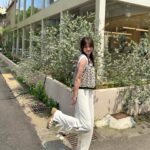 Dora Hsieh Instagram - 懶人日記： - - - - - 算了懶得寫（開玩笑ㄉ） 明顯感受到夏日的來臨 穿的舒服是很重要的！！ 這褲子我給100分 有夠舒服！ 最近很喜歡花 就突然發現衣服上不是圖騰，是小花🥰 背心、褲： @queenshoplife #qsootd #QS總監指定款 #qs旅拍企劃