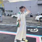 Dora Hsieh Instagram - 本週 #朵起來講 已上線 大家總是很好奇「藝人經紀人」的工作內容 薪水高嗎？會譜出戀曲嗎？年資多久能升遷咧？ 本週就由小瑜下凡來解答（還搭配啤酒與鹹酥雞） 藝人們的剛開始都是經紀人的寶包👶🏼 找不到嬰兒車就坐在嬰兒停車格吧（？ 照片也是很會做手卡的同事拍滴，我愛我的同事們💜 洋裝、包包： @marimekko_taiwan
