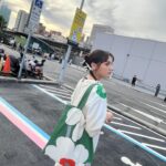 Dora Hsieh Instagram - 本週 #朵起來講 已上線 大家總是很好奇「藝人經紀人」的工作內容 薪水高嗎？會譜出戀曲嗎？年資多久能升遷咧？ 本週就由小瑜下凡來解答（還搭配啤酒與鹹酥雞） 藝人們的剛開始都是經紀人的寶包👶🏼 找不到嬰兒車就坐在嬰兒停車格吧（？ 照片也是很會做手卡的同事拍滴，我愛我的同事們💜 洋裝、包包： @marimekko_taiwan