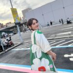 Dora Hsieh Instagram - 本週 #朵起來講 已上線 大家總是很好奇「藝人經紀人」的工作內容 薪水高嗎？會譜出戀曲嗎？年資多久能升遷咧？ 本週就由小瑜下凡來解答（還搭配啤酒與鹹酥雞） 藝人們的剛開始都是經紀人的寶包👶🏼 找不到嬰兒車就坐在嬰兒停車格吧（？ 照片也是很會做手卡的同事拍滴，我愛我的同事們💜 洋裝、包包： @marimekko_taiwan