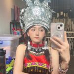 Dora Hsieh Instagram – 聽說這個頭飾是苗族要嫁人才會戴的
我戴了一整天
脫單就是今天ㄌ？

#龍崗米干節 
#米干碗豆粉大薄片都要吃到欸