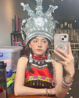 Dora Hsieh Instagram - 聽說這個頭飾是苗族要嫁人才會戴的
我戴了一整天
脫單就是今天ㄌ？

#龍崗米干節 
#米干碗豆粉大薄片都要吃到欸