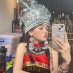 Dora Hsieh Instagram – 聽說這個頭飾是苗族要嫁人才會戴的
我戴了一整天
脫單就是今天ㄌ？

#龍崗米干節 
#米干碗豆粉大薄片都要吃到欸