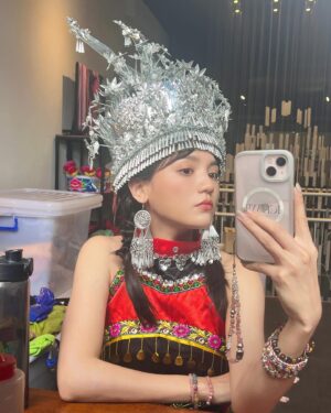 Dora Hsieh Instagram - 聽說這個頭飾是苗族要嫁人才會戴的
我戴了一整天
脫單就是今天ㄌ？

#龍崗米干節 
#米干碗豆粉大薄片都要吃到欸