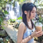 Dora Hsieh Instagram - 在清邁太熱每天都破戒喝飲料 但大家在清邁心情都很好 威風兄弟完全心甘情願（？）的幫我拍照 希望在台灣外景他們可以繼續保持🤣🤣 @no.11official 趕在我出國前送來了衣服，讓我在泰國一直美美噠💜💜全身都是（包含項鍊！）