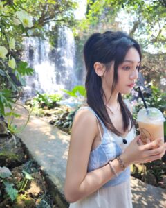 Dora Hsieh Instagram - 在清邁太熱每天都破戒喝飲料 但大家在清邁心情都很好 威風兄弟完全心甘情願（？）的幫我拍照 希望在台灣外景他們可以繼續保持🤣🤣 @no.11official 趕在我出國前送來了衣服，讓我在泰國一直美美噠💜💜全身都是（包含項鍊！）
