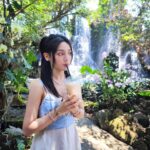 Dora Hsieh Instagram - 在清邁太熱每天都破戒喝飲料 但大家在清邁心情都很好 威風兄弟完全心甘情願（？）的幫我拍照 希望在台灣外景他們可以繼續保持🤣🤣 @no.11official 趕在我出國前送來了衣服，讓我在泰國一直美美噠💜💜全身都是（包含項鍊！）