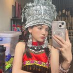 Dora Hsieh Instagram – 聽說這個頭飾是苗族要嫁人才會戴的
我戴了一整天
脫單就是今天ㄌ？

#龍崗米干節 
#米干碗豆粉大薄片都要吃到欸
