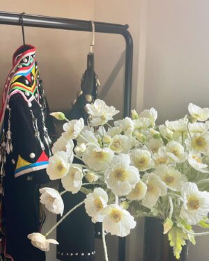 Dora Hsieh Instagram - 聽說這個頭飾是苗族要嫁人才會戴的
我戴了一整天
脫單就是今天ㄌ？

#龍崗米干節 
#米干碗豆粉大薄片都要吃到欸