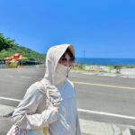 Dora Hsieh Instagram – 這幾天濕濕的天氣讓我開始想念小琉球的陽光跟悠閒的氛圍

雖然只要沒在拍我就會恢復成防曬魔人啦⋯

題外話：最近用到好用的命定防曬！！之後再跟你們分享🧡