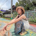 Dora Hsieh Instagram - 本週 #朵起來講 已上線 今天這集突然來跟大家聊聊如何療癒自己照顧自己 清邁的步調比較慢，在路上跟當地人對到眼他們都會很真心的對你微笑 我覺得這是這裡超級有魅力的地方 突然覺得其實所謂無條件的愛回歸根本就是像這樣餒 我希望你有一趟美好的旅行，我願意成為你美好回憶的一部分，所以我微笑，不需要你回報我什麼 善的生活態度，善待自己與他人，好好生活就是一種愛 很符合今天的podcast 主題🥰 今天穿的很舒服～鞋子厚厚軟軟的很好走 是 @dafshoes 拖鞋 褲子是我在這裡的路邊小店買的，很可愛吧💛