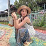 Dora Hsieh Instagram - 本週 #朵起來講 已上線 今天這集突然來跟大家聊聊如何療癒自己照顧自己 清邁的步調比較慢，在路上跟當地人對到眼他們都會很真心的對你微笑 我覺得這是這裡超級有魅力的地方 突然覺得其實所謂無條件的愛回歸根本就是像這樣餒 我希望你有一趟美好的旅行，我願意成為你美好回憶的一部分，所以我微笑，不需要你回報我什麼 善的生活態度，善待自己與他人，好好生活就是一種愛 很符合今天的podcast 主題🥰 今天穿的很舒服～鞋子厚厚軟軟的很好走 是 @dafshoes 拖鞋 褲子是我在這裡的路邊小店買的，很可愛吧💛