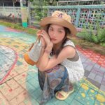 Dora Hsieh Instagram - 本週 #朵起來講 已上線 今天這集突然來跟大家聊聊如何療癒自己照顧自己 清邁的步調比較慢，在路上跟當地人對到眼他們都會很真心的對你微笑 我覺得這是這裡超級有魅力的地方 突然覺得其實所謂無條件的愛回歸根本就是像這樣餒 我希望你有一趟美好的旅行，我願意成為你美好回憶的一部分，所以我微笑，不需要你回報我什麼 善的生活態度，善待自己與他人，好好生活就是一種愛 很符合今天的podcast 主題🥰 今天穿的很舒服～鞋子厚厚軟軟的很好走 是 @dafshoes 拖鞋 褲子是我在這裡的路邊小店買的，很可愛吧💛
