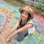 Dora Hsieh Instagram - 本週 #朵起來講 已上線 今天這集突然來跟大家聊聊如何療癒自己照顧自己 清邁的步調比較慢，在路上跟當地人對到眼他們都會很真心的對你微笑 我覺得這是這裡超級有魅力的地方 突然覺得其實所謂無條件的愛回歸根本就是像這樣餒 我希望你有一趟美好的旅行，我願意成為你美好回憶的一部分，所以我微笑，不需要你回報我什麼 善的生活態度，善待自己與他人，好好生活就是一種愛 很符合今天的podcast 主題🥰 今天穿的很舒服～鞋子厚厚軟軟的很好走 是 @dafshoes 拖鞋 褲子是我在這裡的路邊小店買的，很可愛吧💛