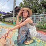 Dora Hsieh Instagram - 本週 #朵起來講 已上線 今天這集突然來跟大家聊聊如何療癒自己照顧自己 清邁的步調比較慢，在路上跟當地人對到眼他們都會很真心的對你微笑 我覺得這是這裡超級有魅力的地方 突然覺得其實所謂無條件的愛回歸根本就是像這樣餒 我希望你有一趟美好的旅行，我願意成為你美好回憶的一部分，所以我微笑，不需要你回報我什麼 善的生活態度，善待自己與他人，好好生活就是一種愛 很符合今天的podcast 主題🥰 今天穿的很舒服～鞋子厚厚軟軟的很好走 是 @dafshoes 拖鞋 褲子是我在這裡的路邊小店買的，很可愛吧💛