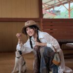 Dora Hsieh Instagram - 最近這幾天沈浸在毛孩們的世界 不小心消失了幾天🤣🤣（幸好我限動很逼人一直有在刷存在感）（嗯？？？？？） 但不用擔心！本週 #朵起來講 還是上線囉！！ 本週是人氣單元（？） 韓娛小聊，不小心又聊成大聊一集了 不專業韓娛閒聊，請大家輕鬆聽💕 #幸好泰國壓了很多照片可以發 #火車站的小貓豪可愛
