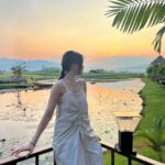 Dora Hsieh Instagram - 今天凌晨四點就起床 但看到了像是奇幻世界的景色 天空超像有魔法的 好讚 真的愛上清邁了啦💛💛 All: @no.11official