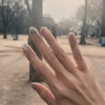Dora Hsieh Instagram - 消失了兩天，我過的超級好請放心🤪 浮出水面跟大家分享今天自己去公園看花曬太陽（也喝到了超難喝飲料🥤難喝到我笑出來） 順便提醒你們，本週 #朵起來講 已上線 很適合現在的我的主題，就是天馬行空閒聊特輯 有沒有可能反而是你們最愛聽的哈哈哈哈哈哈 再次跟大家安利一下美甲💅🏻是 @imsony.tw 做的 現在看到手指心情都超好❤️