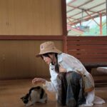 Dora Hsieh Instagram - 最近這幾天沈浸在毛孩們的世界 不小心消失了幾天🤣🤣（幸好我限動很逼人一直有在刷存在感）（嗯？？？？？） 但不用擔心！本週 #朵起來講 還是上線囉！！ 本週是人氣單元（？） 韓娛小聊，不小心又聊成大聊一集了 不專業韓娛閒聊，請大家輕鬆聽💕 #幸好泰國壓了很多照片可以發 #火車站的小貓豪可愛