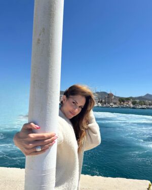 Doretta Papadimitriou Instagram - Κρήτη ,Αίγινα και νιο
μορφονιά με μορφονιό
σφίγγει η θάλασσα τον ουρανό.
Αλλά να πάμε σίγουρα κ μια Κέρκυρα🌊
