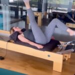 Doretta Papadimitriou Instagram – Θλάση ξε θλάση ,μπορεί να μην έχεις πάντα την ίδια ταχύτητα ,αλλά σημασία έχει να συνεχίσεις να προχωράς μπροστά ⚡️
#keepmoving #neverstop #pilates #healingseason