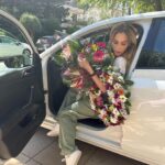 Doretta Papadimitriou Instagram - Πανέτοιμη να υποδεχτώ τον Μάϊο🌸🌺🌹🌷 Πανέτοιμο κ το @flexcar_gr αμάξι μας ,να γεμίσει λουλούδια 😋 Λες να το παράκανα ???😬 #mayontheway #flowers #ourcar #flexcar