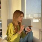 Doretta Papadimitriou Instagram – Τρέχω όλη μέρα; 
Τρέχω. 
Έχω τον χρόνο που θα ήθελα να φροντίσω τον εαυτό μου; 
ΔΕΝ τον έχω. 
Έχω όμως την λύση  για λαμπερό δέρμα, γερά μαλλιά και υγιή νύχια🌟
Γιατί έχω το Collagen από τη Sky Premium Life, το απόλυτο συμπλήρωμα διατροφής που εύκολα, γρήγορα, και αποτελεσματικά με φροντίζει κάθε μέρα! Κι έχει και υπέροχη γεύση φράουλα 🍓
Τι άλλο να πω; 
Έχουμε βρει την λύση ✌🏻
#Collagen #SkyPremiumLife #supplements #wellness #ad