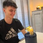 Doretta Papadimitriou Instagram – Χρόνια πολλά στο μικρό μου .
Στο μικρό μου ,που εδώ κ καιρό βέβαια θέλουμε σκαμνάκι για να τον φτάσουμε ,αλλά σήμερα έγινε επίσημα ενήλικας κι αυτός .
Μας έκανε έκπληξη και ο αδερφός του κ ήρθε απ την Κύπρο,να είναι μαζί σε αυτά τα γενέθλια 🥹
Να τα εκατοστήσεις αγόρι μου .
Σε θαυμάζω για το μυαλό κ την ψυχή σου κ εύχομαι να είναι η ζωή σου γεμάτη υγεία ,τύχη,χαρές κ ότι επιθυμείς🌟
Η καρδιά μου πλημμυρίζει από χαρά και περηφάνια και για τους δυο σας🌟
Όσο κ να μεγαλώνετε ,για μένα είστε πάντα τα μικρά μου.Τα θαύματα μου.Η ζωή μου .
Σας λατρεύω ❤️
#18thbirthday #phillip #dio #family #mylife #momofadultsnow