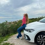 Doretta Papadimitriou Instagram - Μου αρέσει τόσο πολύ να πηγαίνω βόλτα στη θάλασσα ,να ακούω τη μουσική μου και να αγναντεύω το απέραντο γαλάζιο. Βάζω σε τάξη τις σκέψεις μου,με μια αίσθηση ελευθερίας . Η ευελιξία που μου δίνει και η @flexcar_gr ,στη διάρκεια χρήσης του αυτοκινήτου μου ,έρχεται να ενισχύσει αυτή την ελευθερία ☺️ #metime #bythesea #carstories #flexcar