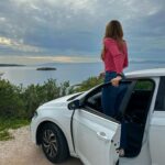 Doretta Papadimitriou Instagram - Μου αρέσει τόσο πολύ να πηγαίνω βόλτα στη θάλασσα ,να ακούω τη μουσική μου και να αγναντεύω το απέραντο γαλάζιο. Βάζω σε τάξη τις σκέψεις μου,με μια αίσθηση ελευθερίας . Η ευελιξία που μου δίνει και η @flexcar_gr ,στη διάρκεια χρήσης του αυτοκινήτου μου ,έρχεται να ενισχύσει αυτή την ελευθερία ☺️ #metime #bythesea #carstories #flexcar