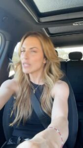 Doretta Papadimitriou Instagram - Γλυφάδα - Μαρούσι 55’. Όποιος με ξέρει ,ξέρει ότι δίνω μικρές συναυλίες στο αυτοκίνητο ,ειδικά όταν είμαι μόνη μου 🎤🚗🤭 #carstories