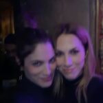 Doretta Papadimitriou Instagram - Για φωτογραφία πηγαίναμε ,βίντεο έγινε . Μόλις 9 δευτερόλεπτα ,αλλά δεν χρειάζονται κ πολλά για να αποτυπωθεί η αγάπη ,αλλά κ η χαρά που καταφέραμε να βγούμε μαζί,έστω για λίγο,βράδυ 👯‍♀️ #bestfriends #family #koubara